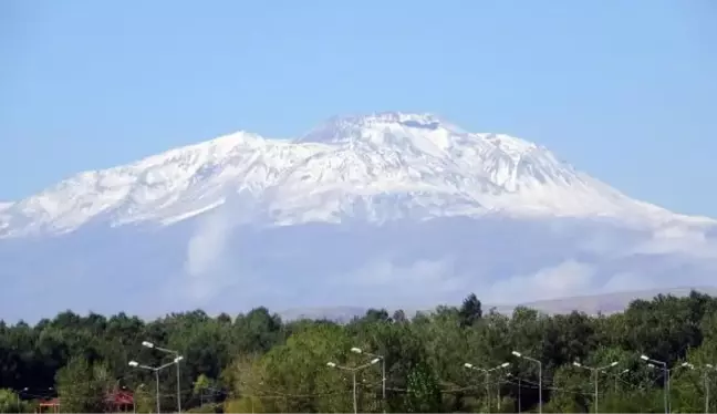 SÜPHAN DAĞI ZİRVESİ, BEMBEYAZ OLDU