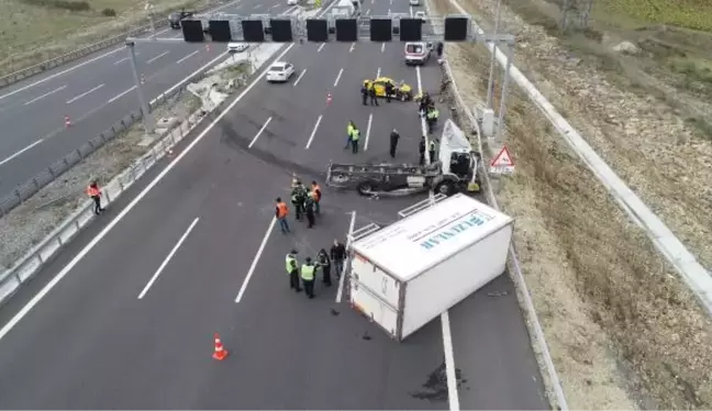 ÇATALCA KUZEY MARMARA OTOYOLU'NDA TAKSİYLE KAMYONET KAFA KAFAYA ÇARPIŞTI; 1 ÖLÜ 2 AĞIR YARALI