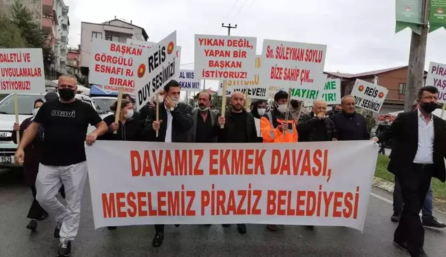 İşyerleri belediye tarafından haksız yere mühürlendiğini iddia eden esnaf ilçede davullu zurnalı protesto yürüyüşü yaptı