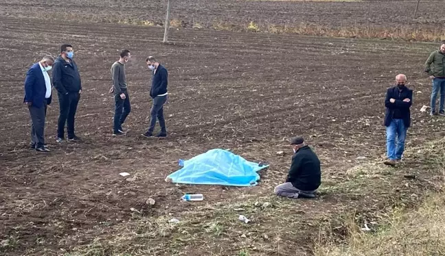 Kazada ölen kızının başından ayrılmayan baba, yürekleri paramparça etti