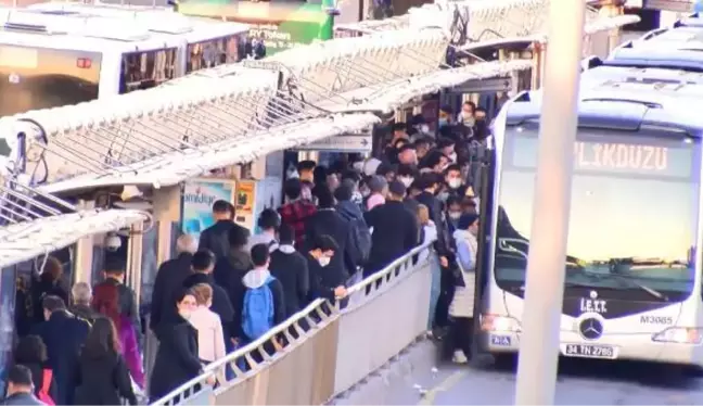 CEVİZLİBAĞ METROBÜS DURAĞINDA BENZER GÖRÜNTÜLER