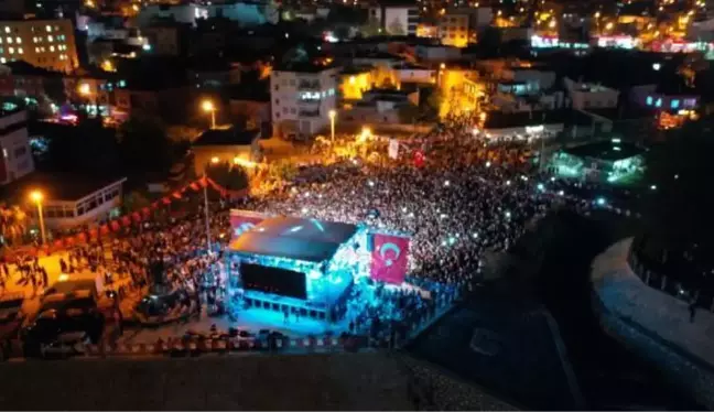 KADİRLİ'DEKİ 'CUMHURİYET' KUTLAMALARINDA MANUŞ BABA KONSERİ