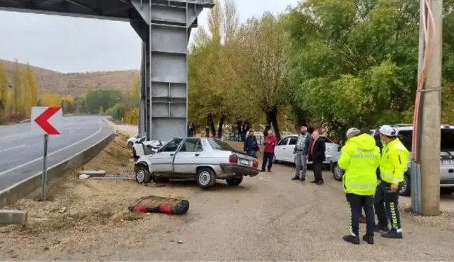 Üstgeçit direğine çarpan araçta korkunç detay! Ölen eşiyle dakikalarca mahsur kaldı