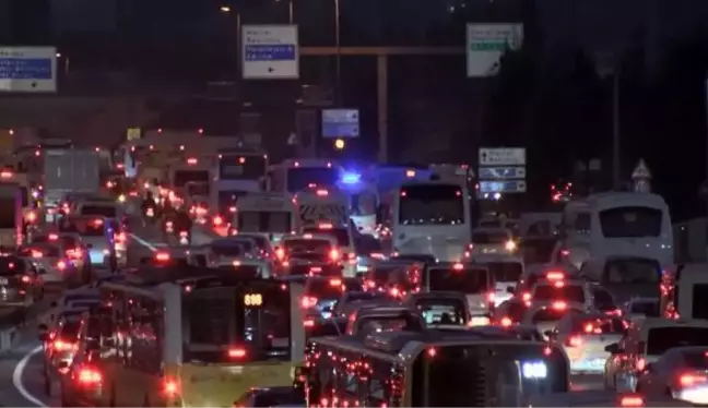 İSTANBUL'DA İŞ ÇIKIŞ SAATİNDE TRAFİK YOĞUNLUĞU