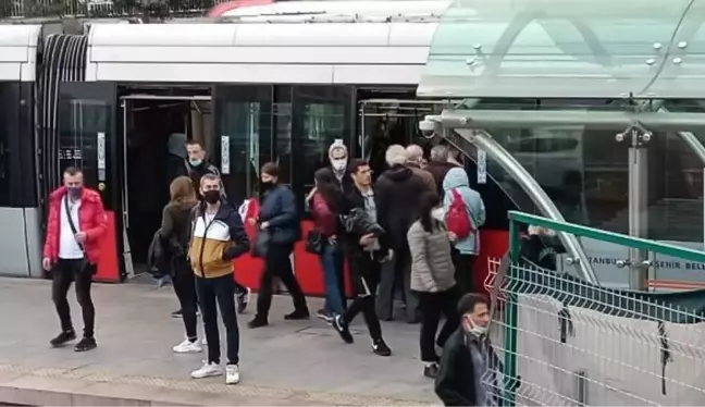 İSTANBUL'DA TOPLU TAŞIMADA VE TRAFİKTE YOĞUNLUK