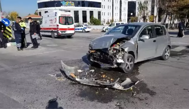 OTOMOBİL, AMBULANSA ÇARPTI; 4 KİŞİ YARALANDI