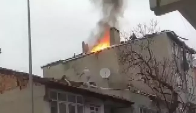 (Ek Fotoğraf ve Bilgilerle) Bağcılar'da çatı katında doğal gaz patlamasının ardından yangın çıktı