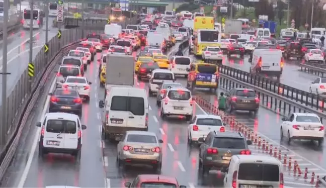 İSTANBUL'DA TOPLU ULAŞIM ARAÇLARI VE TRAFİKTE YOĞUNLUK