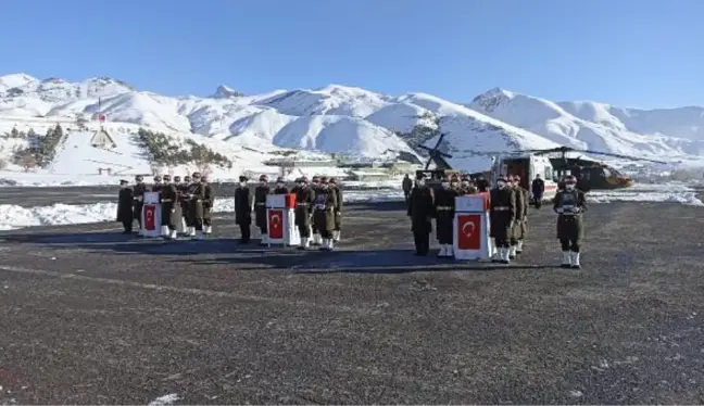 Son dakika haber... HAKKARİ'DE 3 ŞEHİT İÇİN ASKERİ TÖREN