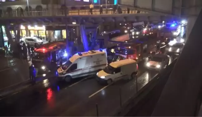 BEYLİKDÜZÜ'NDE KAMYON, METROBÜS ÜST GEÇİDİNE ÇARPTI, SÜRÜCÜ AĞIR YARALANDI