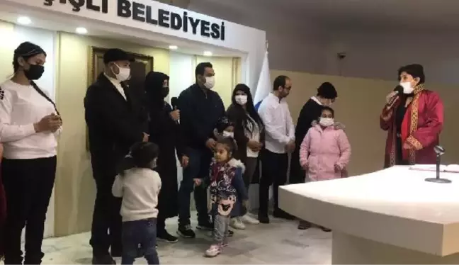 Toplu nikah töreninde babasıyla aynı gün 