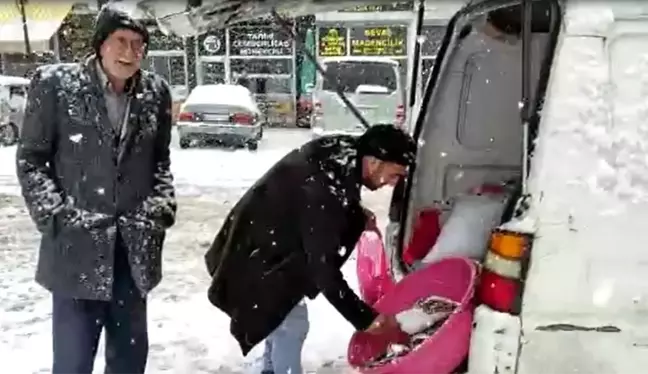 Kar yağışı altında ekmek mücadelesi