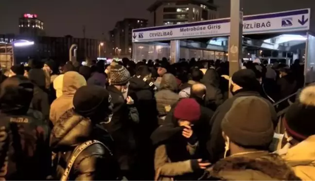 METROBÜS DURAKLARINDA KAR YOĞUNLUĞU