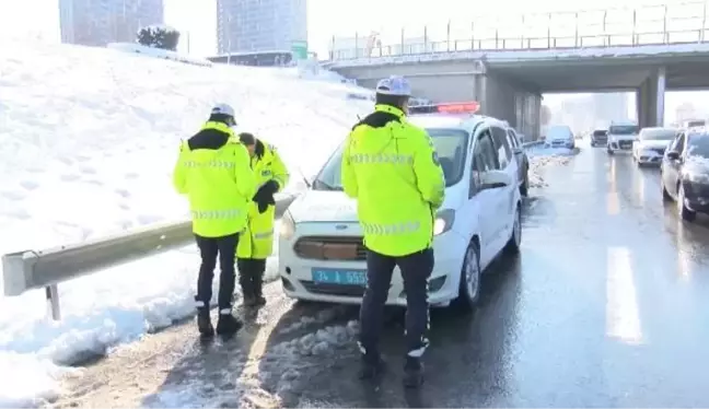 YOLLAR HALA TERK EDİLMİŞ ARAÇLARLA DOLU