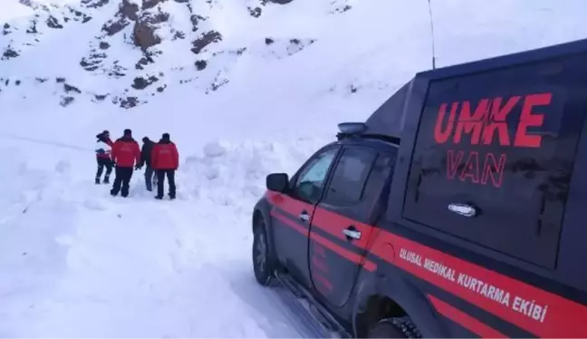 Hastaya almaya giden ekipler, yola düşen karları kürekle ve elleriyle temizledi