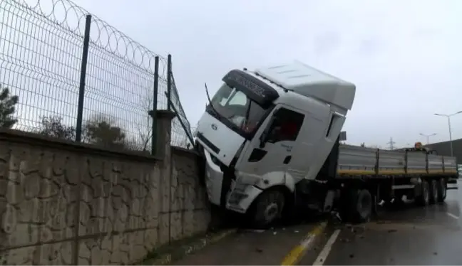 TUZLA'DA TIR KIŞLA DUVARINA ÇARPTI