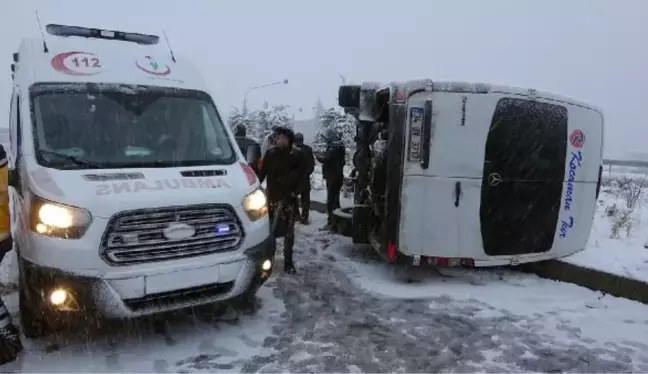 Karda kayan işçi servisi devrildi: 4 yaralı