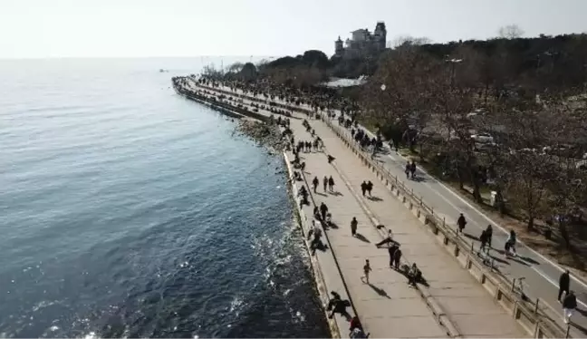 CADDEBOSTAN SAHİLİ'NDE YOĞUNLUK HAVADAN GÖRÜNTÜLENDİ