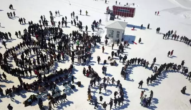 ÜNİVERSİTE ÖĞRENCİLERİ KAR FESTİVALİNDE HALAY ÇEKİP EĞLENDİ