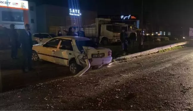 TIR, KIRMIZI IŞIKTA BEKLEYEN 2 OTOMOBİLE ÇARPTI; 3 YARALI