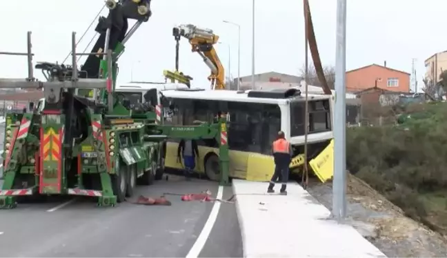 BAŞAKŞEHİR'DE KAYAN İETT OTOBÜSÜ YOL KENARINDAKİ BOŞLUĞA UÇTU