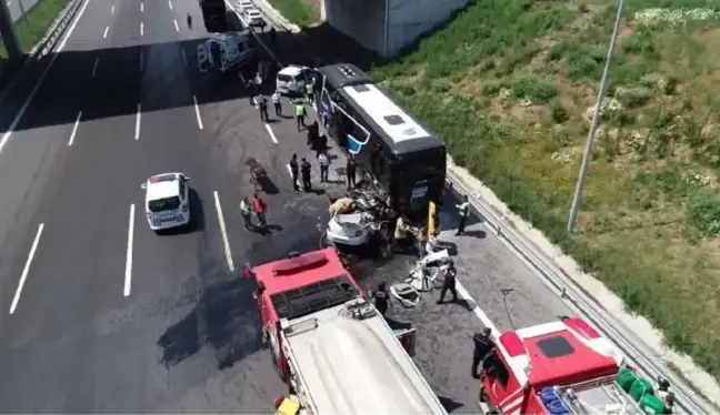 TUZLA'DA OTOBÜSE ÇARPAN OTOMOBİLDEKİ ANNE ÖLDÜ BABA VE ÇOCUK YARALANDI