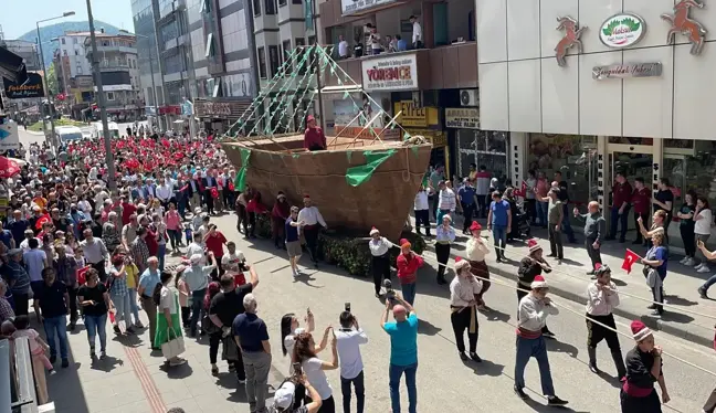 Karadan yürütülen gemi görenleri şaşkına çevirdi