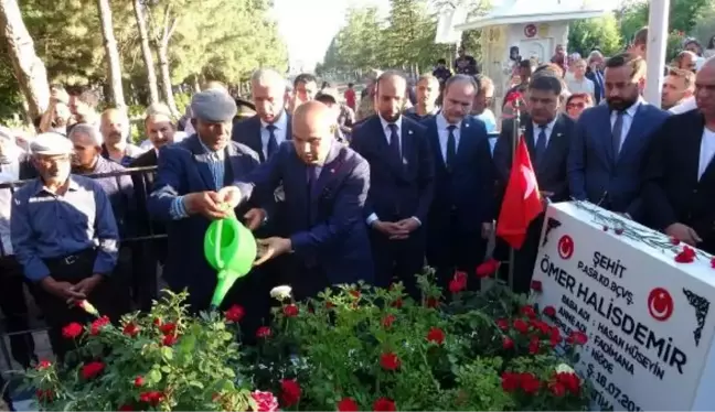 15 Temmuz'un kahraman şehidi Ömer Halisdemir'in kabrinde tören düzenlendi