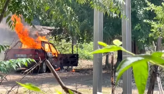 Osmaniye'de park halindeki otomobil alev alev yandı