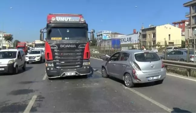 ÇEKMEKÖY'DE OTOMOBİL VE 2 HAFRİYAT KAMYONUN KARIŞTIĞI KAZADA TRAFİK YOĞUNLUĞU