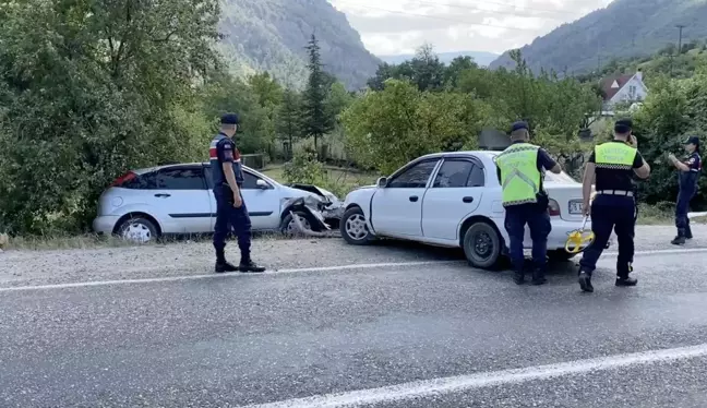 Karabük gündem haberleri... Karabük'te çarpışan iki otomobildeki 5 kişi yaralandı