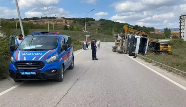 Son dakika haberi | İZMİT'TE TIR DEVRİLDİ, ŞOFÖR YARALI