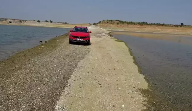 BARAJDA SU SEVİYESİ DÜŞTÜ, ESKİ KARA YOLU VE KÖY KALINTILARI ORTAYA ÇIKTI