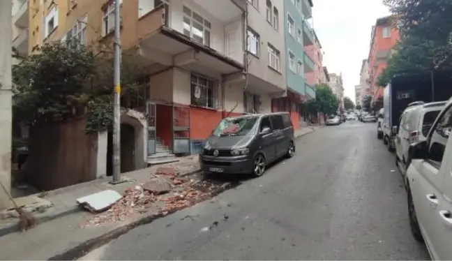 Yeni sahibini bekleyen minibüsün üstüne balkon duvarı düştü