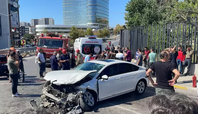 Pendik'te bariyere çarpan otomobilin sürücüsü yaralandı