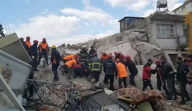 Osmaniye'de artçı deprem: 4 katlı bina yıkıldı