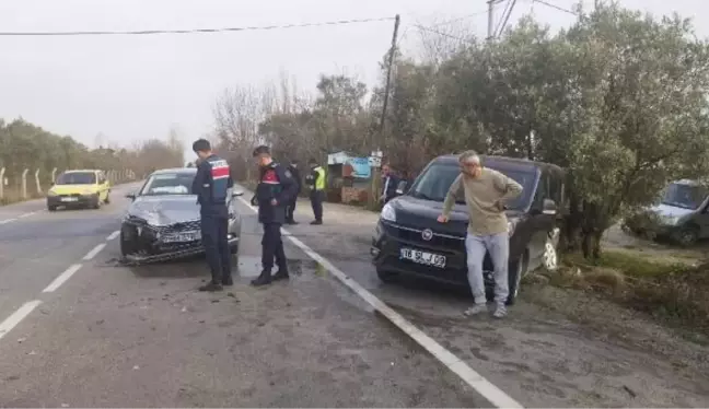 Depremzedelerin bulunduğu araç otomobille çarpıştı: 4 yaralı