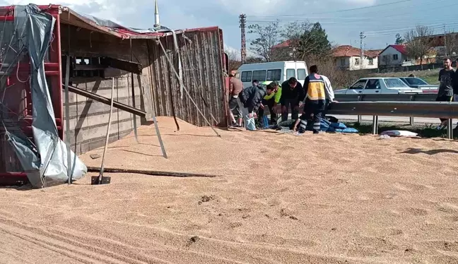 Buğday yüklü kamyon devrildi: 2 yaralı