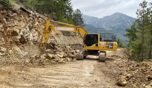 Antalya Büyükşehir Belediyesi Gündoğmuş ilçesi Pembelik Mahallesi grup yolunda genişletme çalışması yapıyor