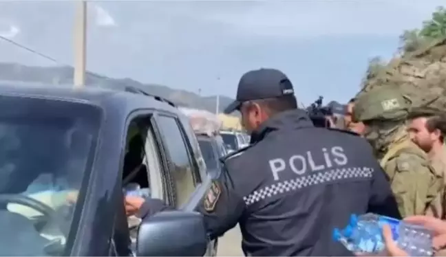 Azerbaycan polisi bölgeyi terk eden Ermenilere soğuk su dağıttı