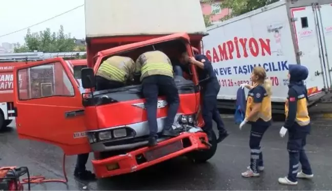 Yağış nedeniyle kayganlaşan zeminde kaza: Kamyonet park halindeki araçlara çarptı