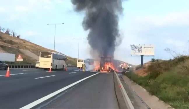 Kilyos'ta Kumaş Yüklü TIR Alev Alev Yandı