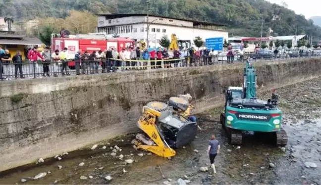 Trabzon'da iş makinesi dereye düştü, operatör yaralandı