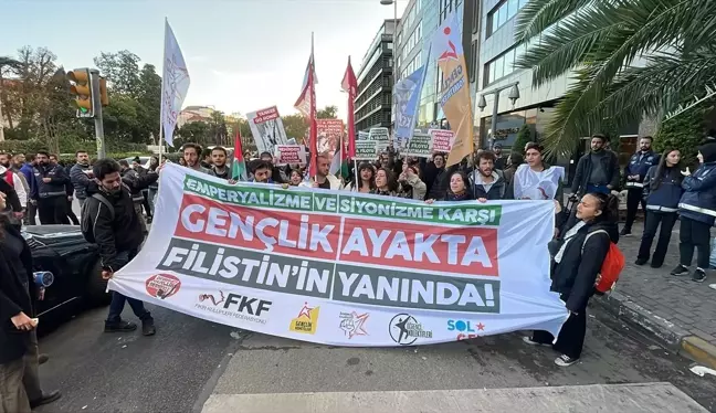 Üniversite Öğrencileri İsrail'i Protesto Etti