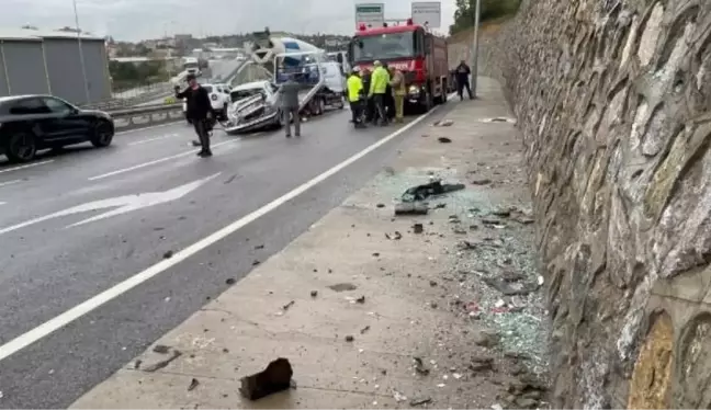 Maltepe'de otomobil istinat duvarına çarptı: 2 yaralı