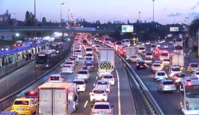 İstanbul'da Okulların Açılmasıyla Trafik Yoğunluğu Oluştu