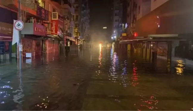 İZMİR'DE DENİZ TAŞTI, DENİZ SULARI KALDIRIMLA BİRLEŞTİ: ALSANCAK'DA YOLAR GÖLE DÖNDÜ