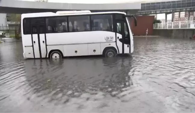 Beykent Sanayi Sitesi'nde Yoğun Yağış Sonucu Yollar Göle Döndü