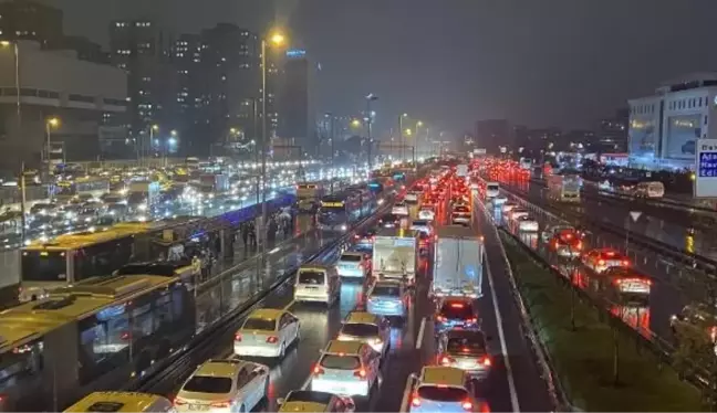 İstanbul'da Yağış Nedeniyle Trafik Yoğunluğu Arttı