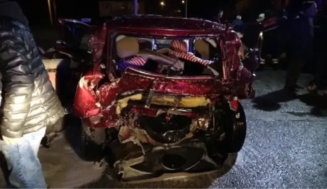 Bolu'da kırmızı ışıkta bekleyen otomobile arkadan çarpma: 6 yaralı